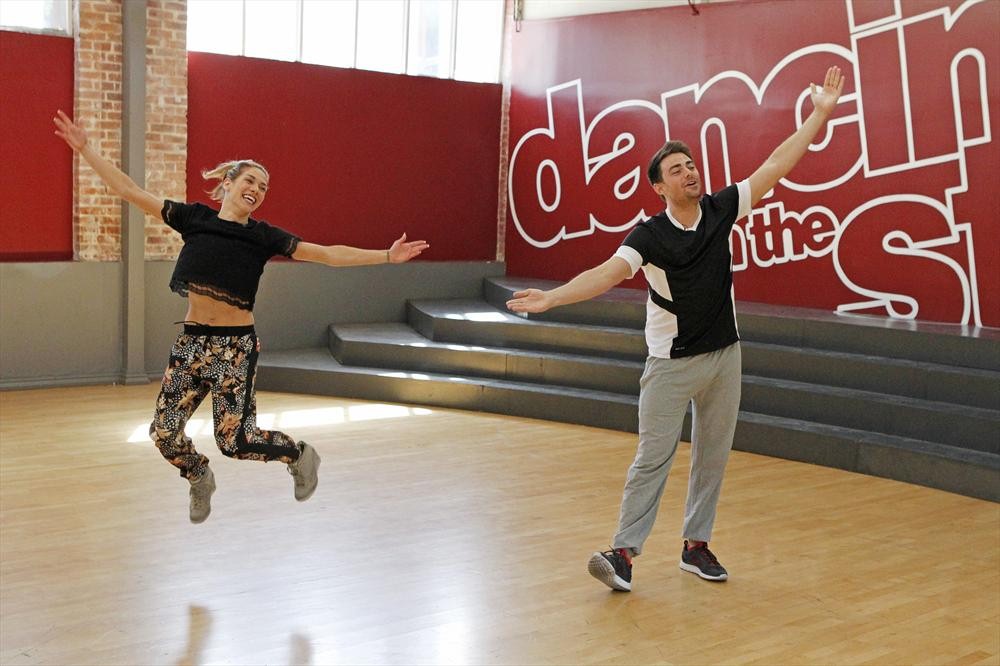ALLISON HOLKER, JONATHAN BENNETT